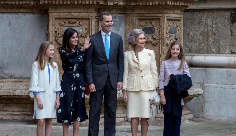 El rey Felipe VI, la reina Letizia, la reina Sofía, la princesa de Asturias y la infanta Sofía en la catedral de Palma, donde asistieron a la misa del Domingo de Resurrección. EFE/LLITERES