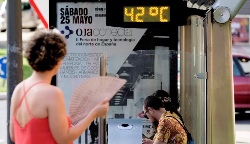 En la imagen un termómetro de una parada de transporte público en Logroño. EFE/Abel Alonso