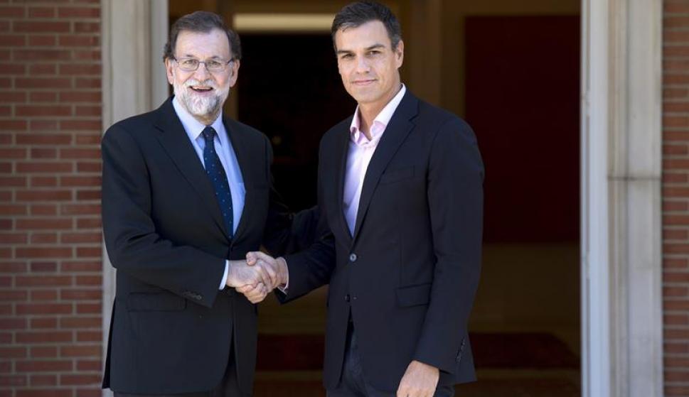 El presidente del Gobierno, Mariano Rajoy (i), recibe al líder del PSOE, Pedro Sánchez (d), en el Palacio de la Moncloa