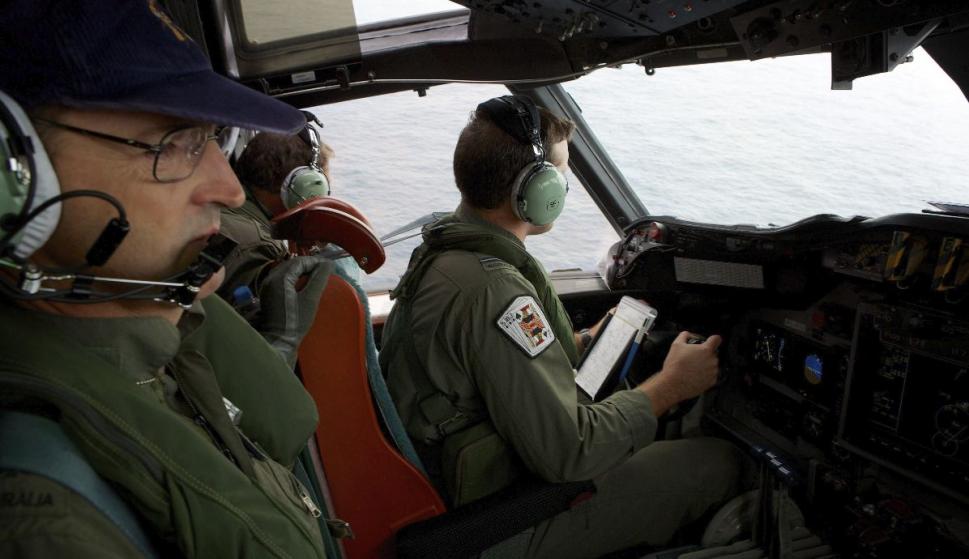 El copiloto de la Fuerza Aérea Real Australiana (RAAF) Marc Smith (dcha) realiza una maniobra en la operación de búsqueda del vuelo MH370. Foto: EFE
