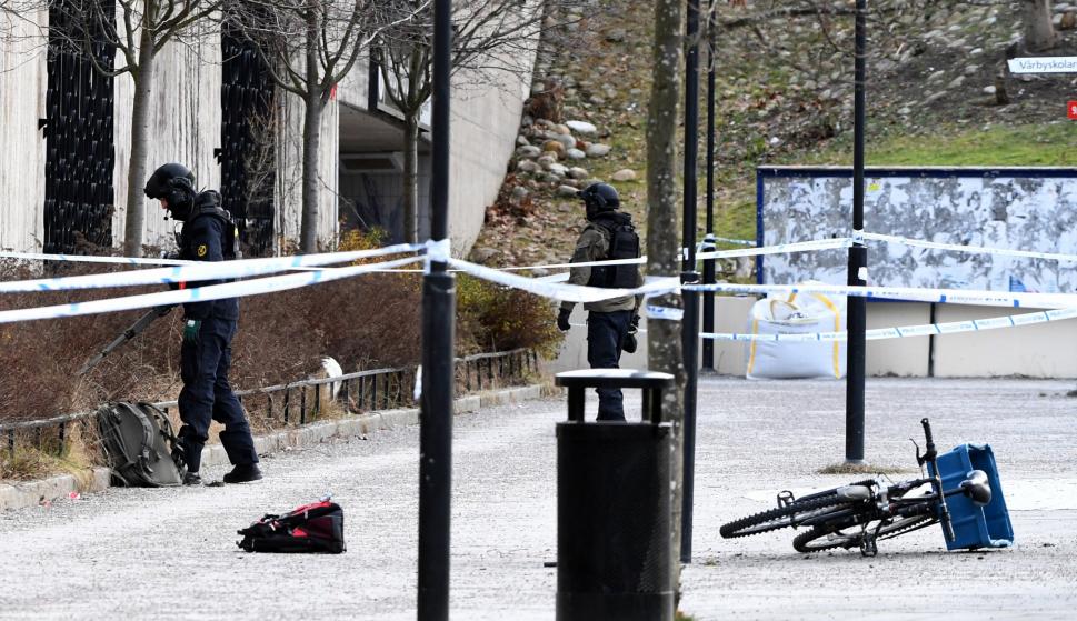 La policía acordona la zona en la que se produjo la explosión a la entrada de una estación de Metro de Estocolmo (EFE/EPA/Henrik Montgomery)
