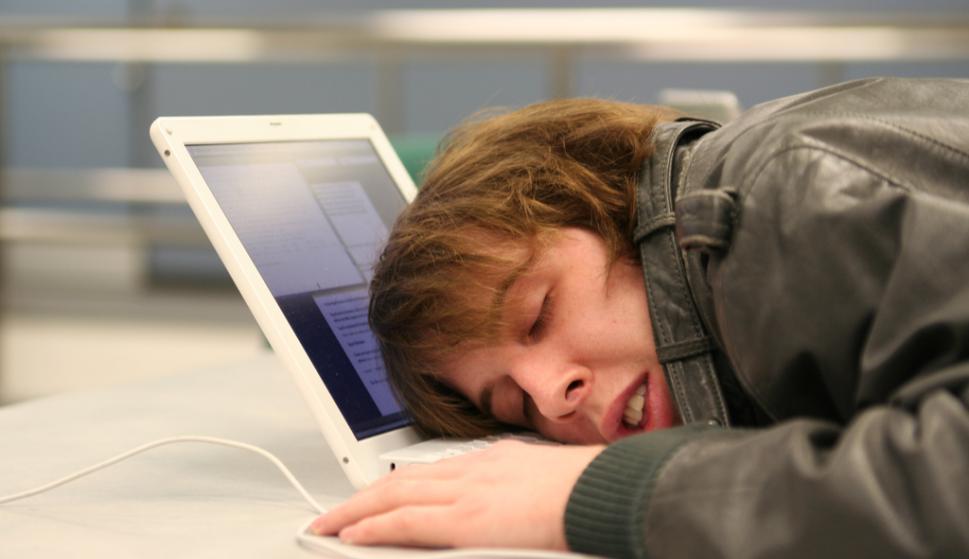 Fotografía de un hombre durmiendo en el trabajo.