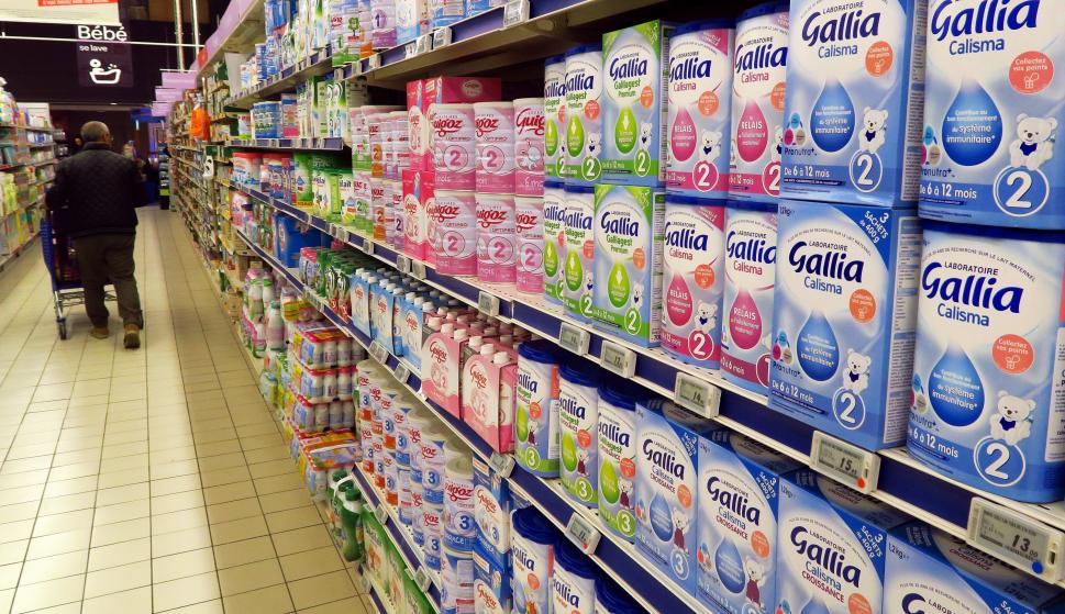 Productos lácteos para bebés recomendados por la Sociedad Francesa de Pediatría (SFP) para reemplazar los de la marca Lactalis se exhiben en una estantería de un supermercado en Niza, Francia (EFE/EPA/SEBASTIEN NOGIER)