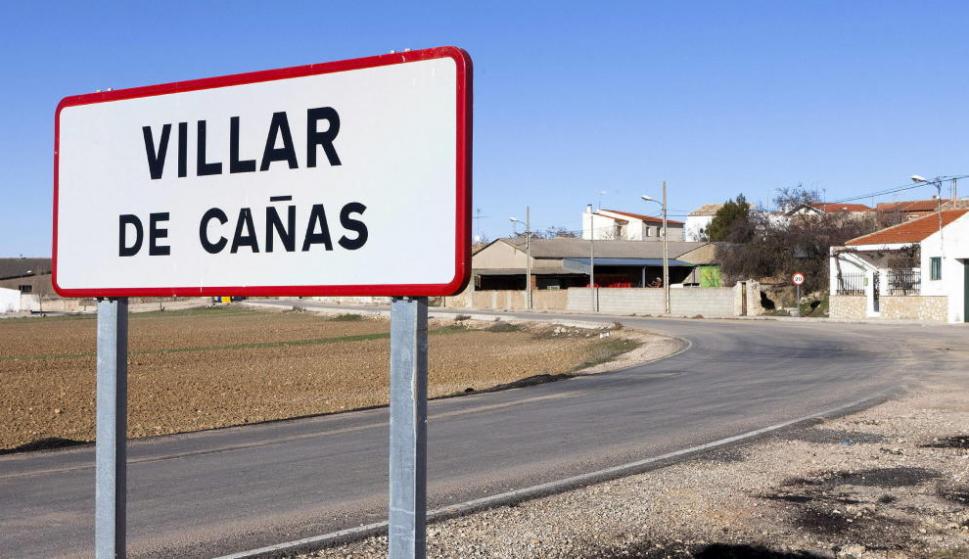 Un cartel indica la llegada a Villar de Cañas, el pueblo elegido para albergar la sede definitiva del ATC (Efe)