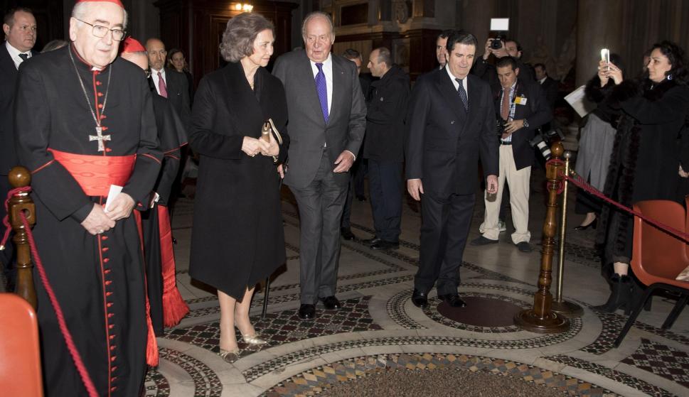 Los reyes eméritos, Juan Carlos I y Sofía, junto a Borja Prado Eulate, Presidente de Endesa, acuden a la inauguración de la nueva iluminación de la Basílica de Santa María la Mayor (EFE)