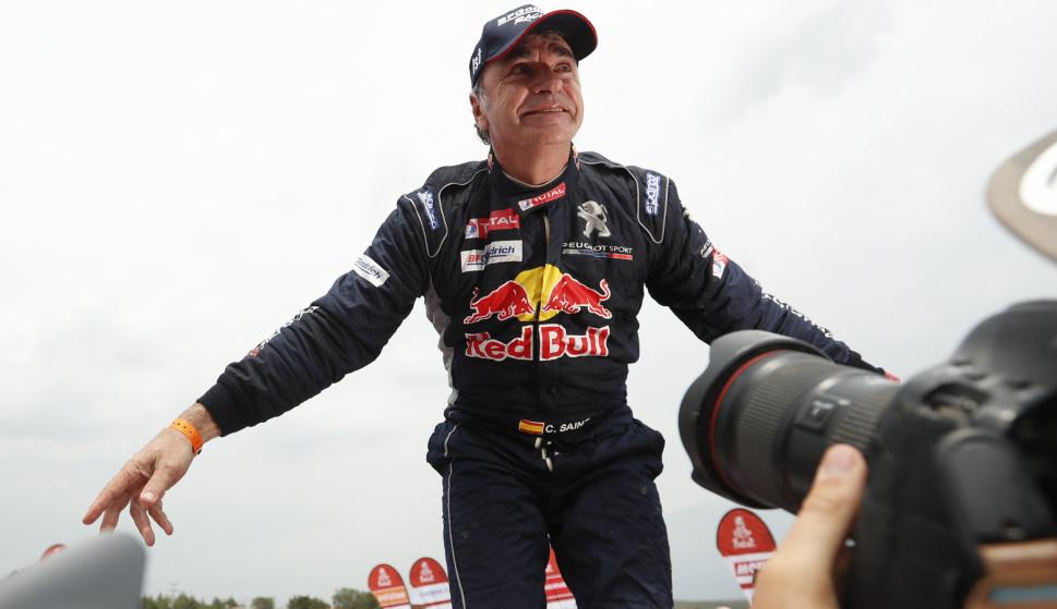 l español Carlos Sainz (Peugeot) celebra luego de ganar el Dakar 2018 hoy, sábado 20 de enero de 2018, al terminar el rally con más de 43 minutos de ventaja sobre el catarí Nasser Al-Attiyah (Toyota)  EFE/David Fernández