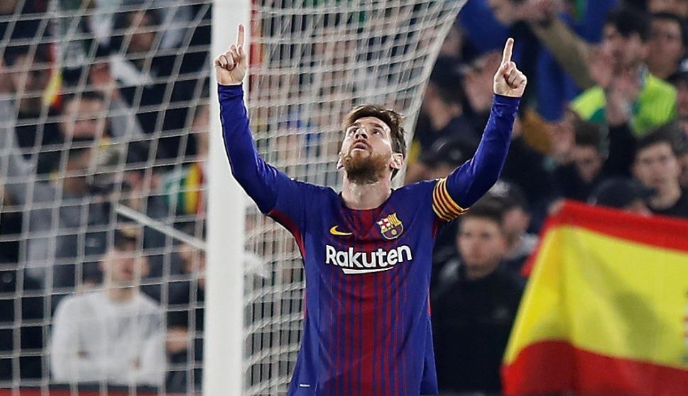 El delantero argentino del FC Barcelona, Leo Messi, celebra el segundo gol del equipo blaugrana durante el encuentro correspondiente a la jornada 20 de primera división que disputan esta noche frente al Betis en el estadio Villamarín de Sevilla. EFE