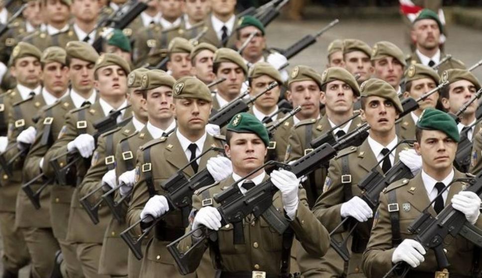 Militares durante un desfile.