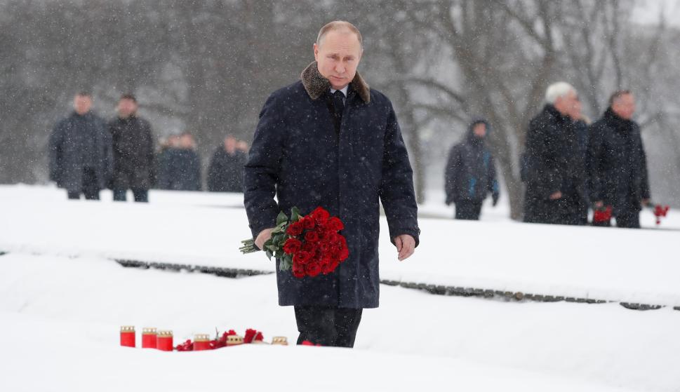 El presidente ruso, Vladimir Putin, asiste a una ceremonia en conmemoración del 75 aniversario del sitio de Leningrado en San Petersburgo (Rusia) el 18 de enero de 2018. EFE/ Anatoly Maltsev