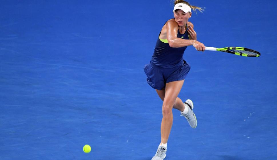 Caroline Wozniacki  en acción durante la final contra Simona Halep en Melbourne (EFE / EPA / JULIAN SMITH)