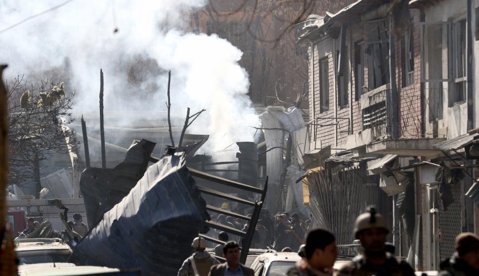 Una columna de humo emerge de la escena del atentado suicida con bomba en Kabul (Afganistán), el 27 de enero de 2018. EFE / EPA / HEDAYATULLAH AMID