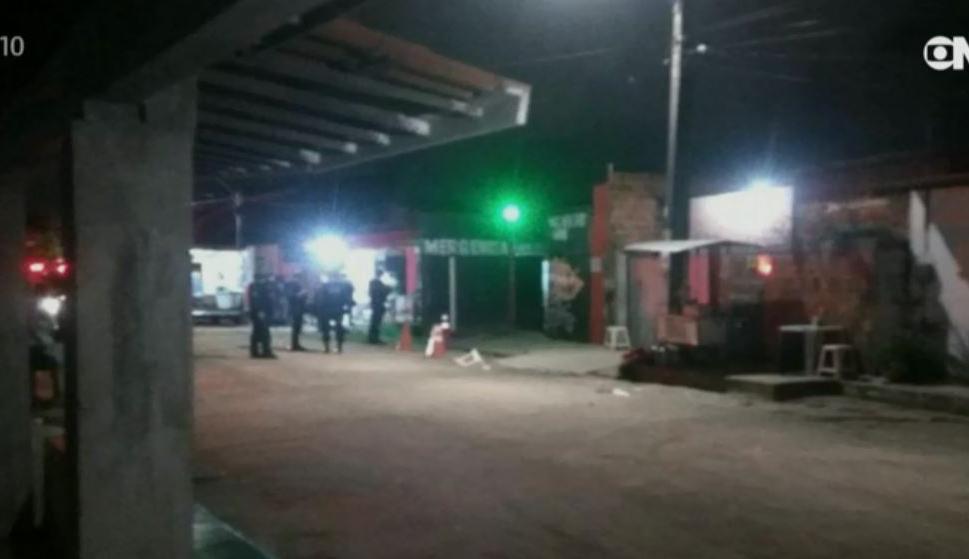 Imagen de los agentes desplegados cerca del club en el que tuvo lugar el tiroteo (O Globo)