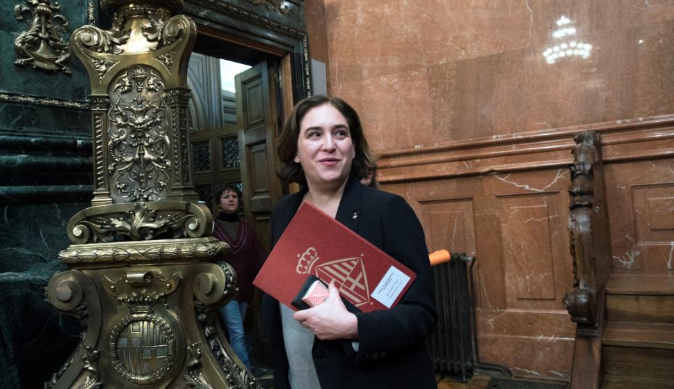 La alcaldesa de Barcelona, Ada Colau, a su llegada al pleno extraordinario en el que ha perdido la moción de confianza que ha presentado, vinculada a la aprobación del presupuesto municipal de 2018. EFE/Marta Pérez