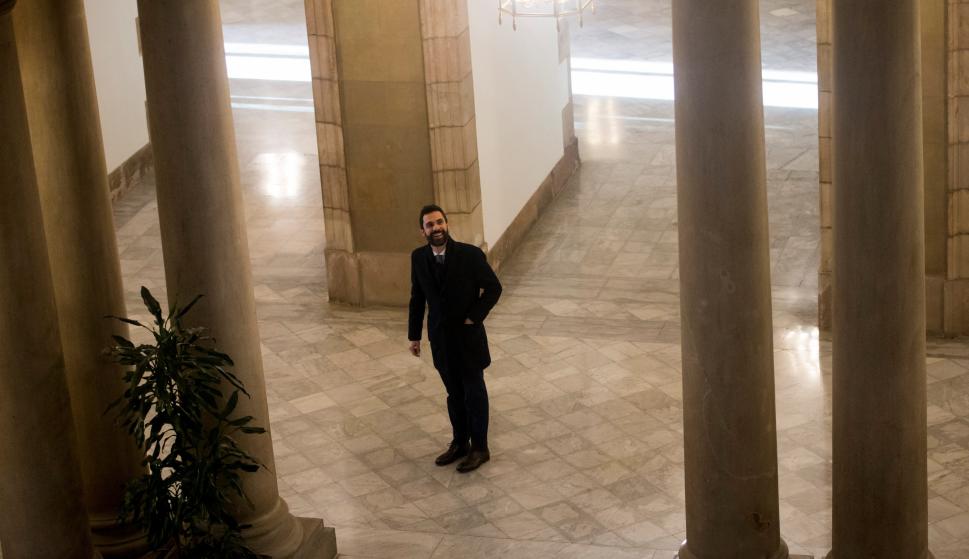 El presidente del Parlament, Roger Torrent, abandona el edificio del Parlament (EFE/Quique García)