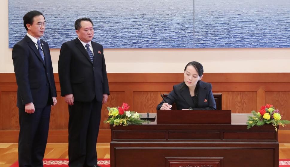 Kim Yo-jong, la hermana del líder norcoreano Kim Jong-un, escribe en el libro de visitas en la oficina presidencia en Seúl (EFE / EPA / YONHAP)