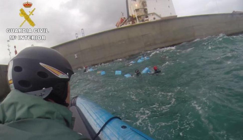Fardos de droga a flote en el Puerto de Algeciras en una intervención anterior