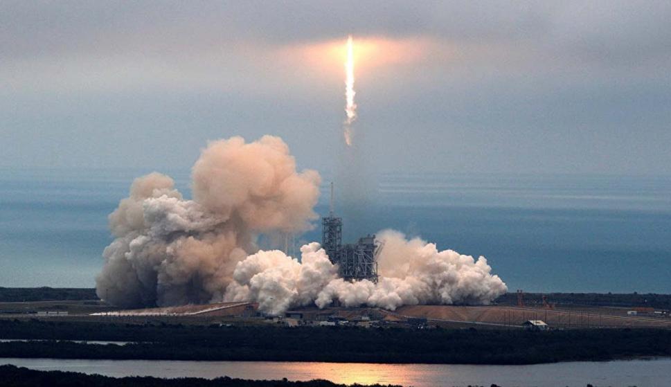 Lanzamiento de un cohete Falcon 9 de Space X