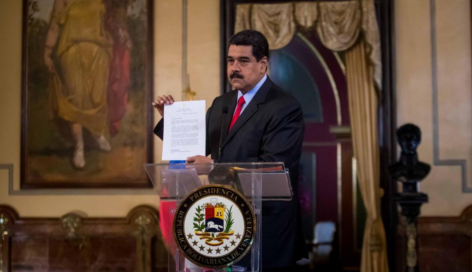 El presidente de Venezuela, Nicolás Maduro, muestra una carta que recibió por parte del presidente de Colombia, Juan Manuel Santos (EFE/Miguel Gutiérrez)