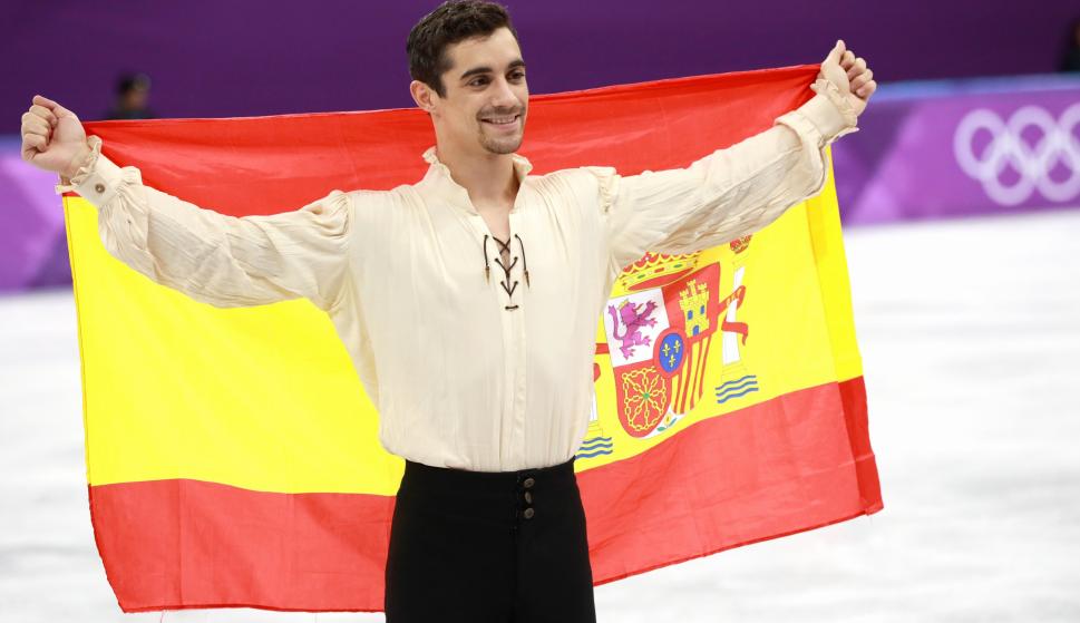 Javier Fernández celebra su bronce con la bandera de España (EFE/EPA/HOW HWEE YOUNG)