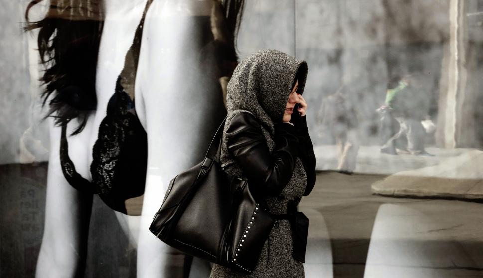 Una mujer se protege del frío en Pamplona. EFE/Jesús Diges