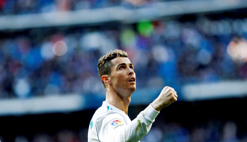 El delantero portugués del Real Madrid Cristiano Ronaldo, festeja un gol durante el partido contra el Deportivo Alavés. EFE/Juanjo Martín
