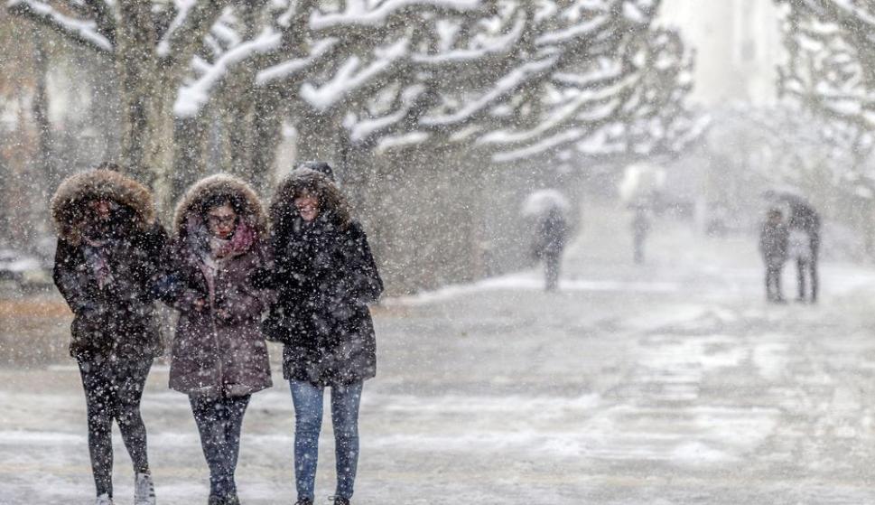 Varias personas caminan entre la nieve en Burgos. Foto: EFE