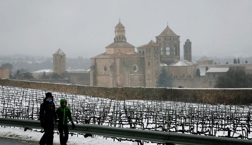 Una pareja pasea delante del Monasterio de Poblet (Tarragona). EFE/Jaume Sellart