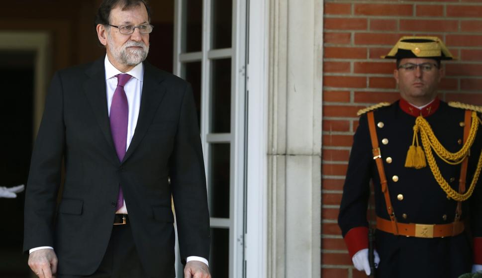 El presidente del Gobierno español, Mariano Rajoy, espera la llegada del presidente de Bolivia Evo Morales, el viernes 16 de marzo en el Palacio de la Moncloa.EFE/Javier Lizón