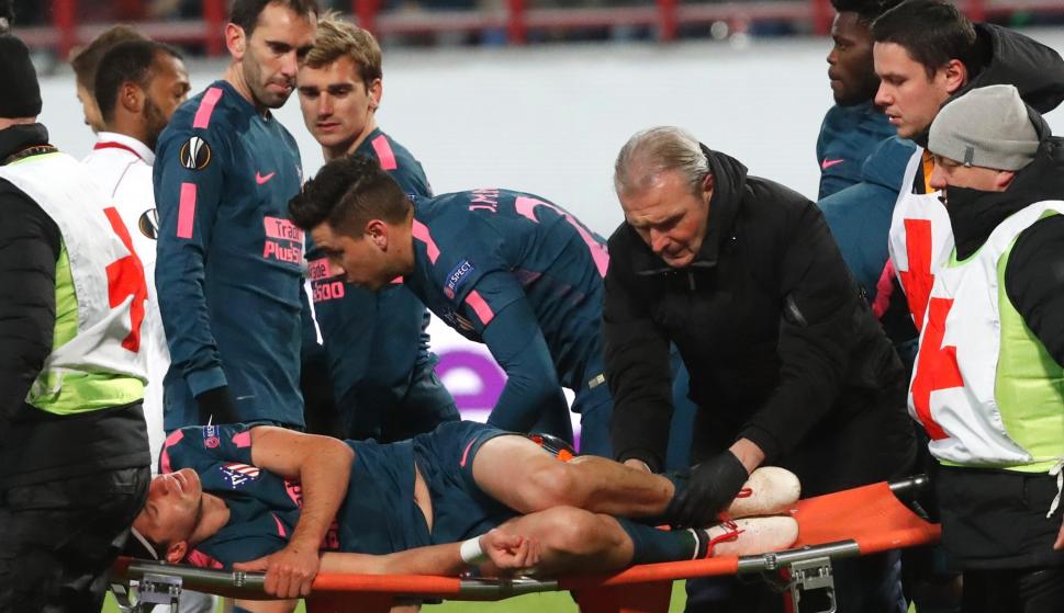 El lateral izquierdo brasileño del Atlético de Madrid Filipe Luis, se retira lesionado durante el partido contra el Lokomotiv de Moscú (EFE/ Sergei Chirikov)