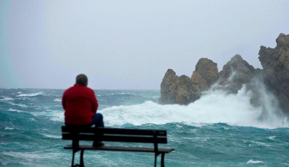 Un hombre observa el estado del mar en la bahía de Fornells. El fuerte viento del norte mantiene en alerta buena parte del litoral y el interior noreste de Mallorca y toda la costa y el interior de Menorca. EFE/ David Arquimbau