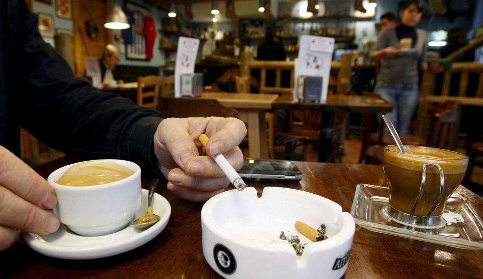 Foto: El tabaco pude volver a bares y restaurantes de Austria (EFE/Javier Etxezarreta).