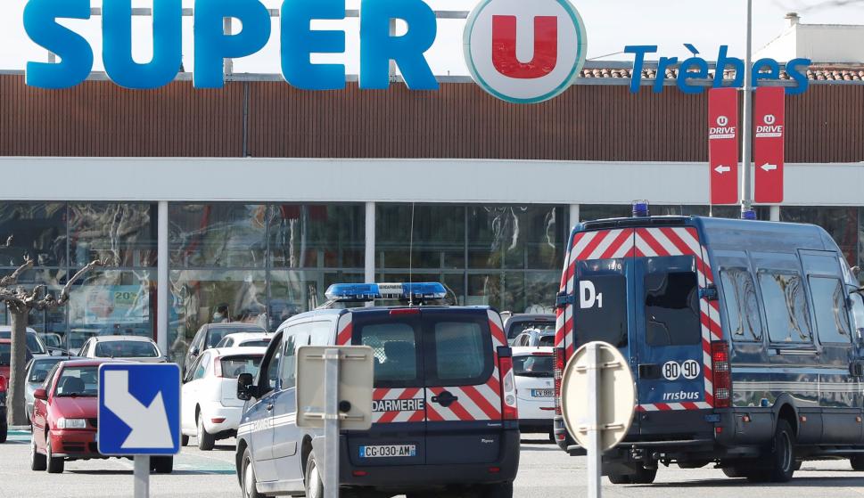 Efectivos de la Gendarmería Nacional francesa vigilan en el supermercado de la cadena "Système U" donde se ha llevado a cabo una toma de rehenes (EFE/Guillaume Horcajuelo)