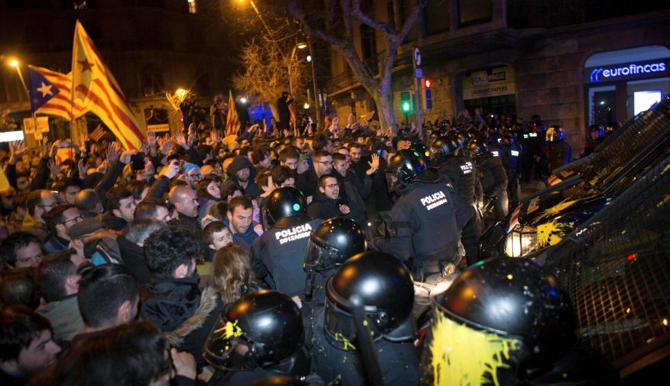 Los Mossos d´Esquadra impiden el paso de manifestantes en las inmediaciones de la Delegación del Gobierno en Barcelona.EFE/ Enric Fontcuberta.