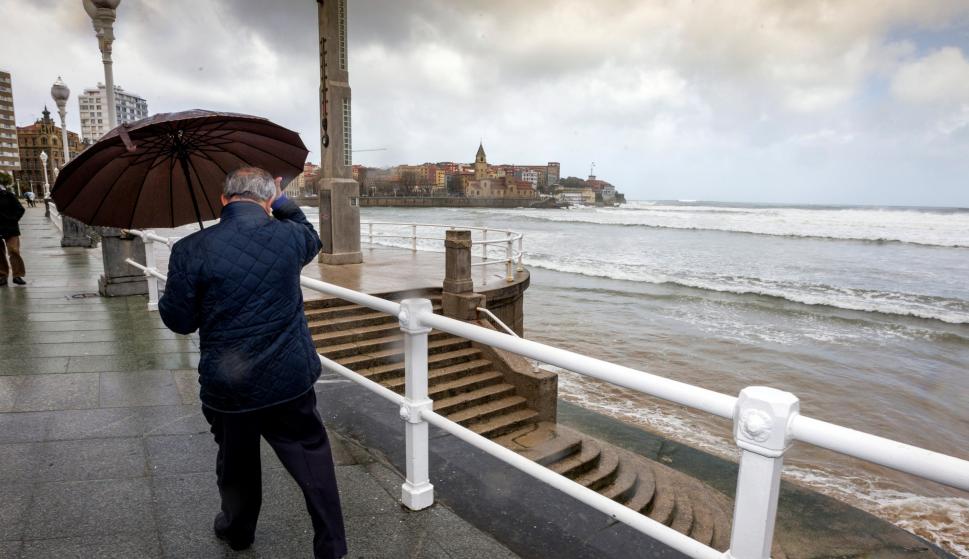 Asturias mantiene la alerta roja por mar combinada del noroeste y olas de 9 metros y aviso naranja por nevadas (EFE/Alberto Morante)
