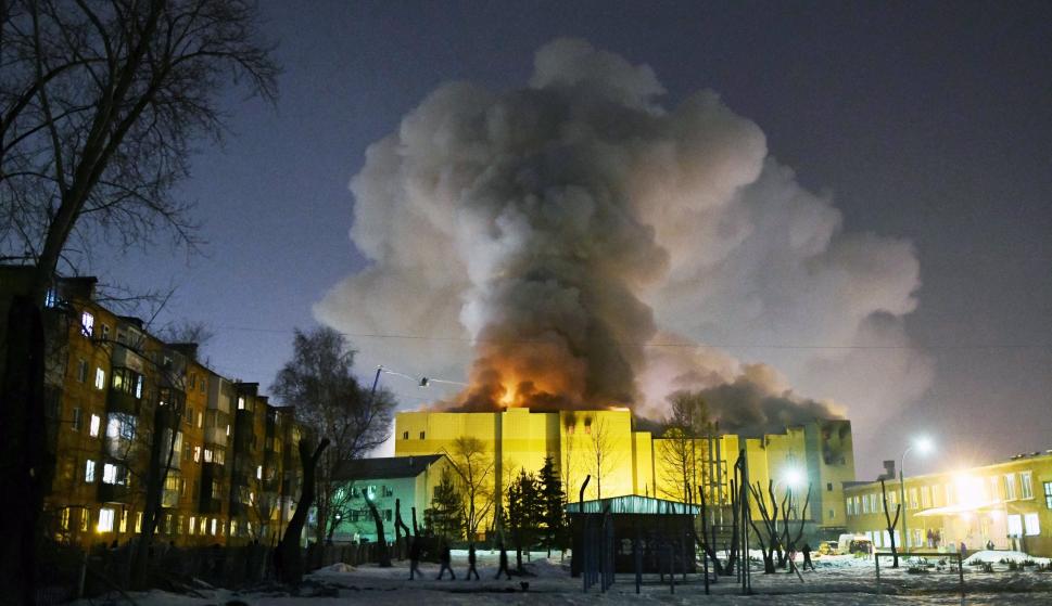 Una columna de humo se eleva sobre el centro comercial de la ciudad rusa de Kémerovo (EFE/ Alexander Patrin/a42.ru)