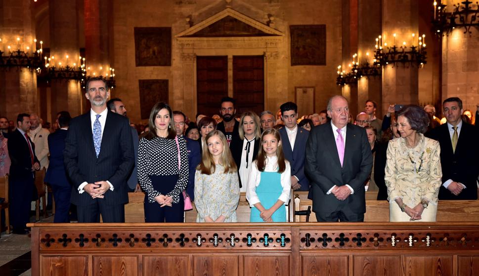 Los reyes Felipe y Letizia, sus hijas, la princesa Leonor y la infanta Sofía, y los reyes don Juan Carlos y doña Sofía en la Catedral de Mallorca. EFE/Atienza