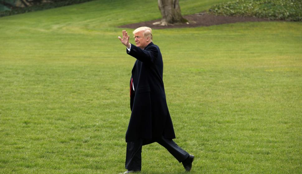 El presidente de los Estados Unidos, Donald J. Trump, saluda antes de subir al helicóptero presidencial Marine One para dirigirse a Ohio, en Washington, Estados Unidos, el 29 de marzo de 2018. EFE/ Michael Reynolds