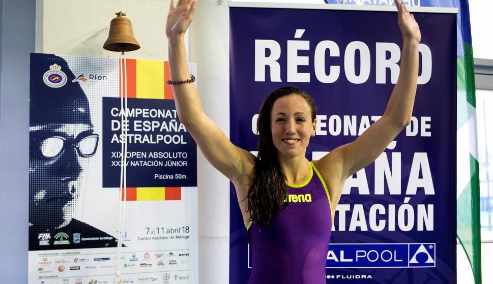 La nadadora Jessica Vall celebra el haber conseguido el nuevo record de España en la prueba de 50 metros braza. EFE/Daniel Pérez