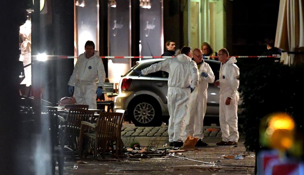 Los forenses trabajan en la escena del atropello en la ciudad alemana de Münster (EFE/EPA/SASCHA STEINBACH)
