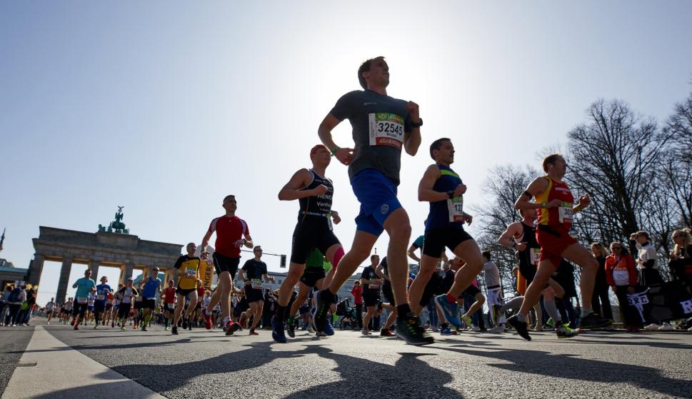 Participantes de la Medio Maratón celebrada en Berlín este domingo 8 de abril de 2018. EFE/EPA/HAYOUNG JEON