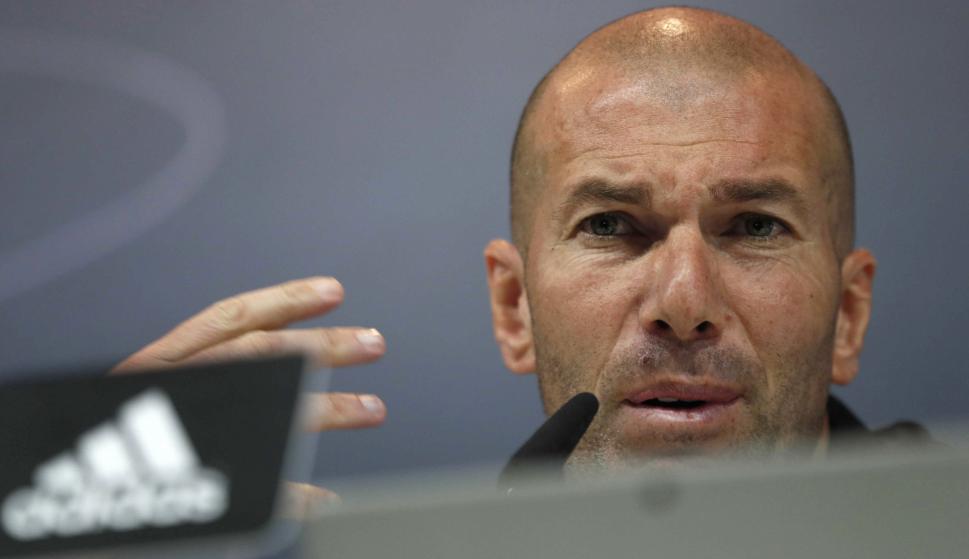 El entrenador del Real Madrid, Zinedine Zidane, durante la rueda de prensa después del entrenamiento de hoy en Valdebebas, previo al partido del domingo 15 de abril de LaLiga contra el Málaga, correspondiente a la jornada 32. EFE/ Fernando Alvarado