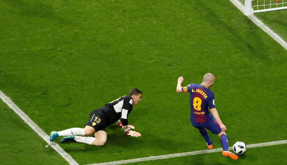 El centrocampista del FC Barcelona, Andrés Iniesta (d), supera al guardameta del Sevilla, David Soria para el cuarto (EFE/Juan Carlos Hidalgo)