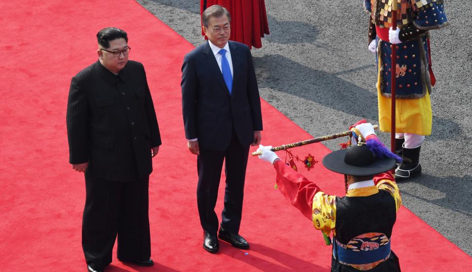 El líder norcoreano Kim Jong-un (i) y el presidente surcoreano, Moon Jae-in (d) revisan la guardia de honor en la Zona Desmilitarizada el 27 de abril de 2018 (EFE/ Korea Summit Press)