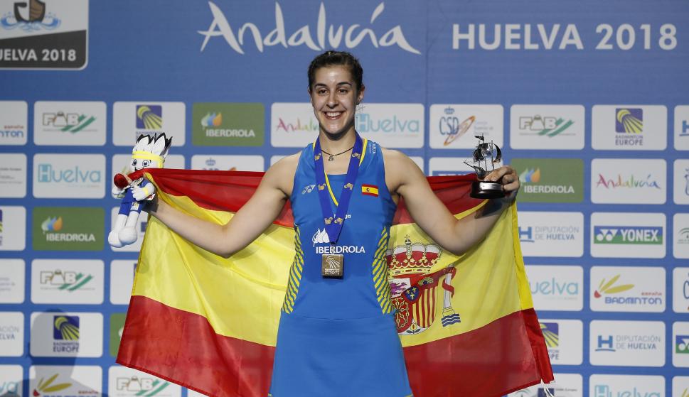 La española Carolina Marín recibe la medalla de oro tras vencer a la rusa Evgeniya Kosetskaya en el partido de individual femenino en la final del campeonato Europeo de Bádminton celebrado en Huelva. EFE/Jose Manuel Vidal.