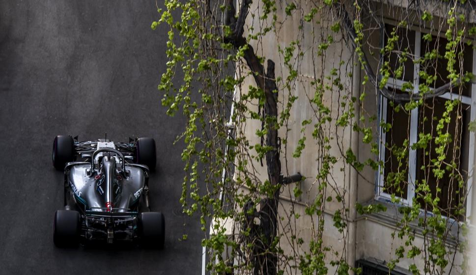 El piloto británico Lewis Hamilton durante la sesión de calificación para el Gran Premio de Fórmula Uno 2018 de Azerbaiyán, el 28 de abril de 2018. EFE / EPA / SRDJAN SUKI