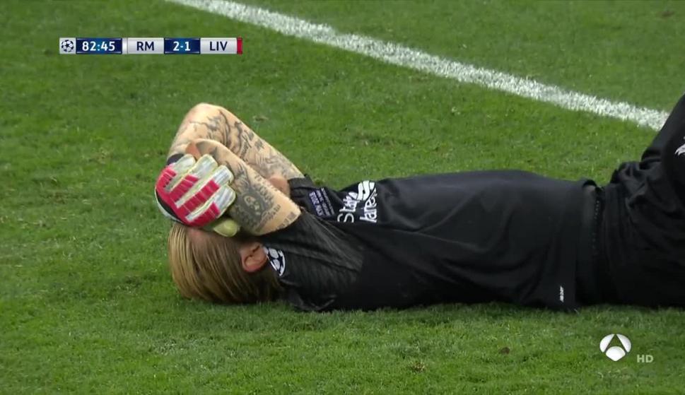 Karius desolado tras uno de sus errores ante el Real Madrid en la final de Champions