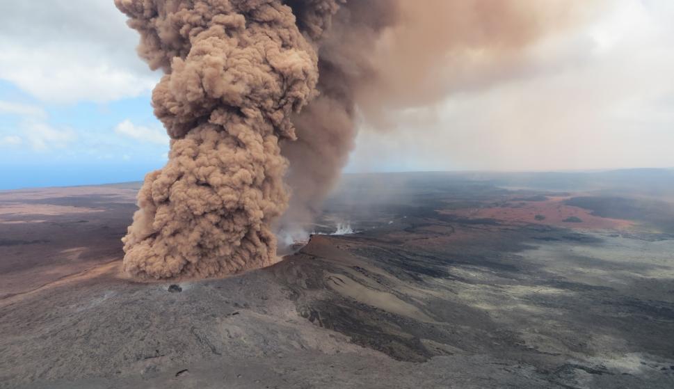Columna de ceniza emergiendo del volcán Kilauea, en Hawái (Foto: usgs.gov)