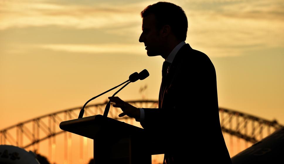 El presidente galo, Emmanuel Macron, ofrece un discurso durante un evento sobre estrategia defensiva en el buque anfibio HMAS Canberra en Sídney (Australia) el 2 de mayo de 2018. EFE/ Peter Parks Pool