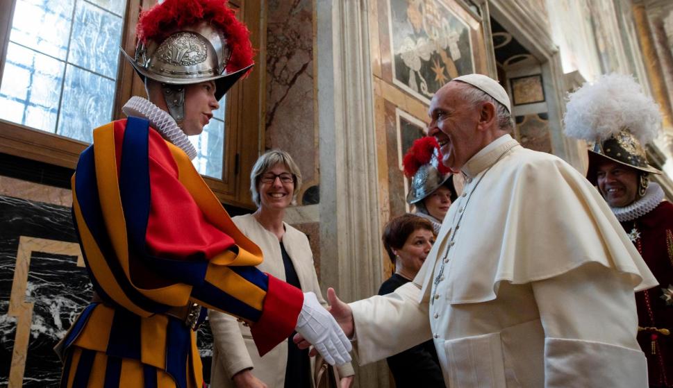El papa Francisco recibiendo a la Guardia Suiza, durante la ceremonia de jura, en el salón Clementine del Vaticano, el 4 de mayo del 2018. EFE/Vaticano