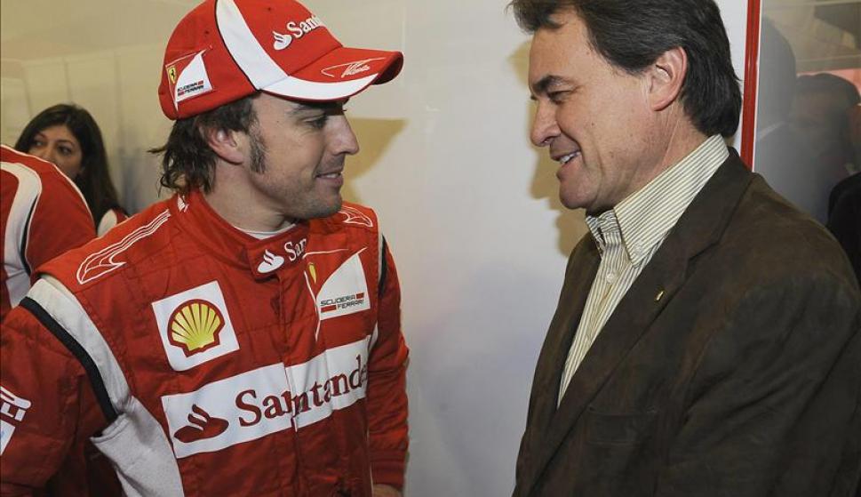 Fotografía de archivo facilitada por la agencia de comunicación del entonces piloto de Ferrari Fernando Alonso saludando al entonces presidente de la Generalitat, Artur Mas en el circuito de Montmeló (Barcelona). EFE